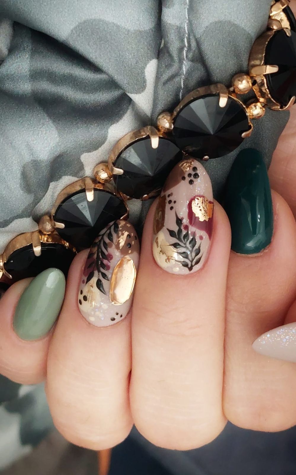 Nail art lilla, nera e bianca con dettagli decorativi